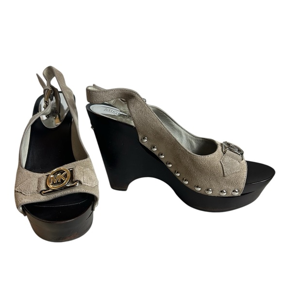 Michael Kors Shoes Women 8.5 M Platform Wedge Charm Sling Back Khaki Suede Open - Picture 1 of 16